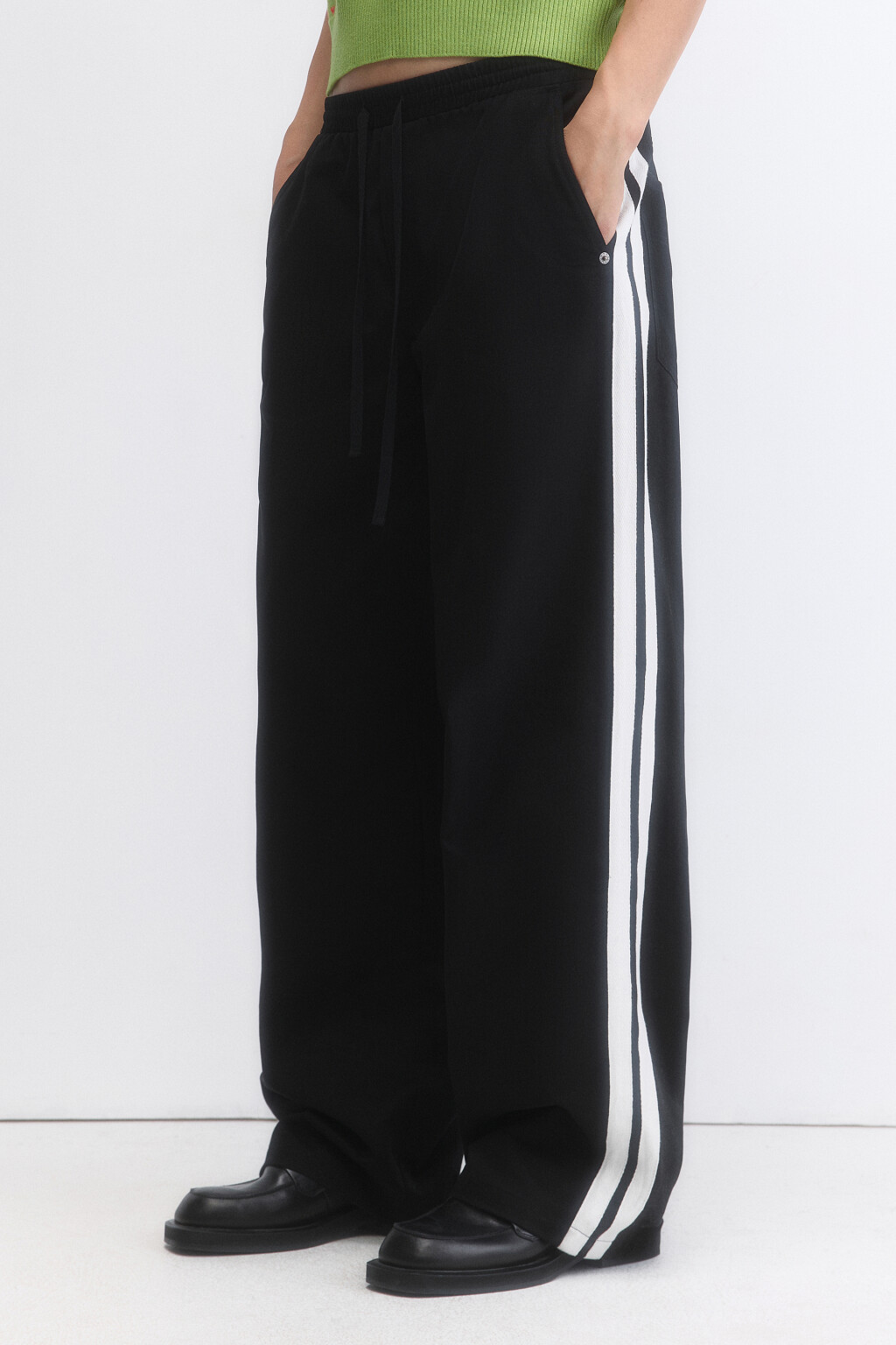 Брюки широкие хлопковые с лампасами - цвет черный - 3