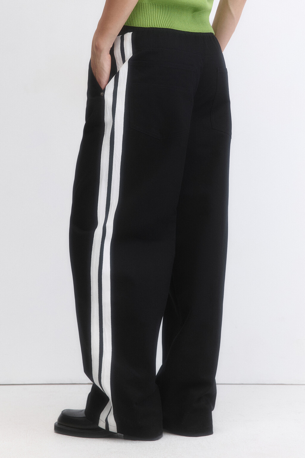Брюки широкие хлопковые с лампасами - цвет черный - 4