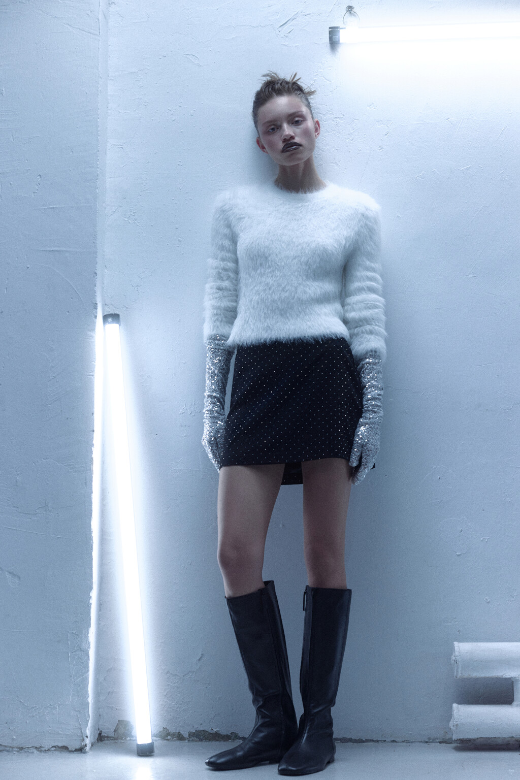 Юбка мини прямая костюмная со стразами - цвет черный - 8