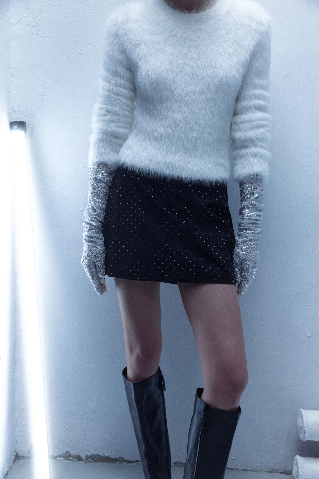 Юбка мини прямая костюмная со стразами - цвет черный - 9