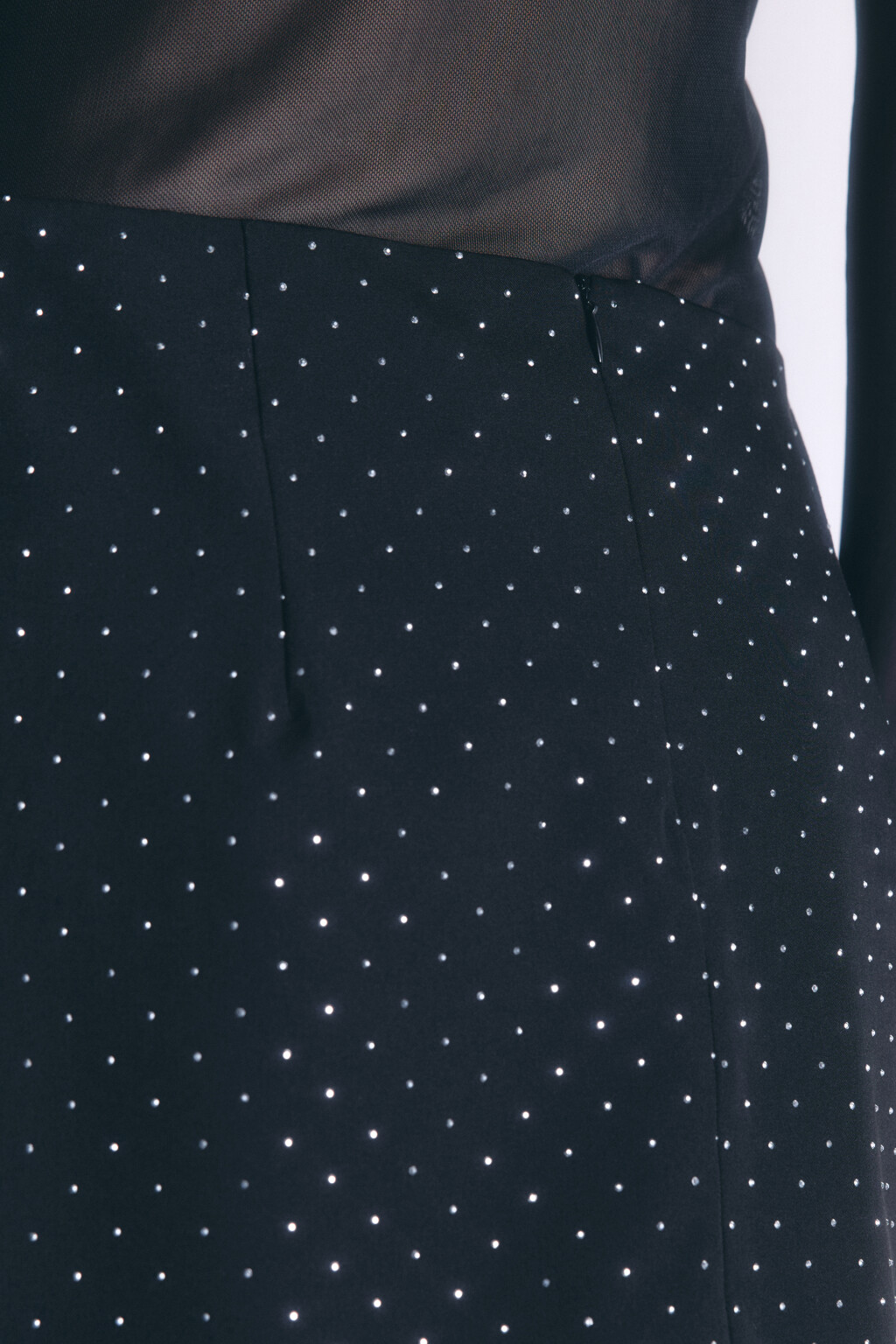 Юбка мини прямая костюмная со стразами - цвет черный - 6