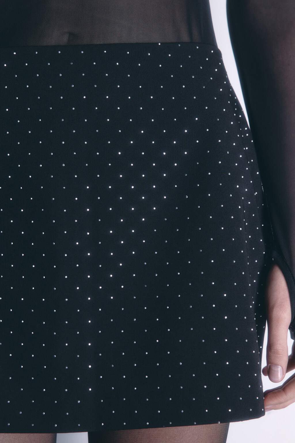 Юбка мини прямая костюмная со стразами - цвет черный - 7