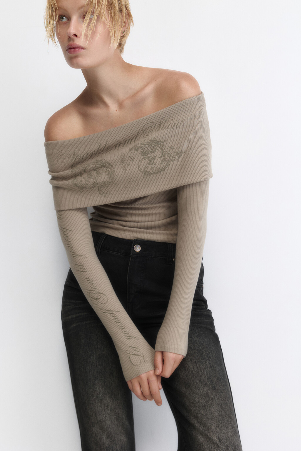 Топ-лонгслив с открытыми плечами и принтом - цвет серый - 1