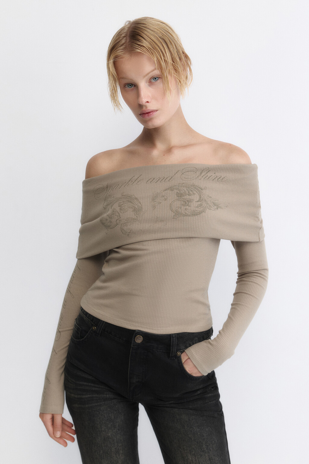 Топ-лонгслив с открытыми плечами и принтом - цвет серый - 2