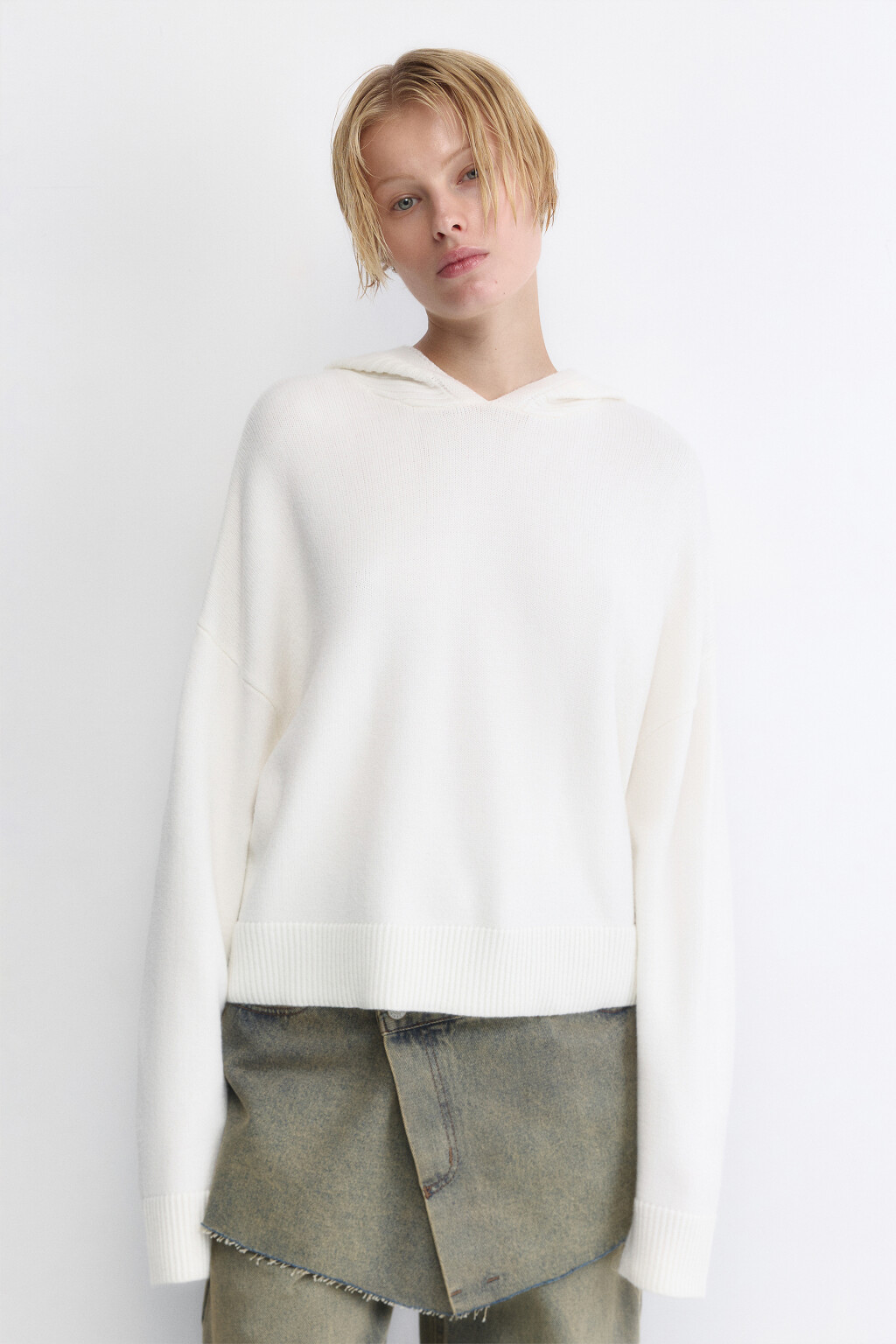 Джемпер вязаный с капюшоном - цвет молочный - 2