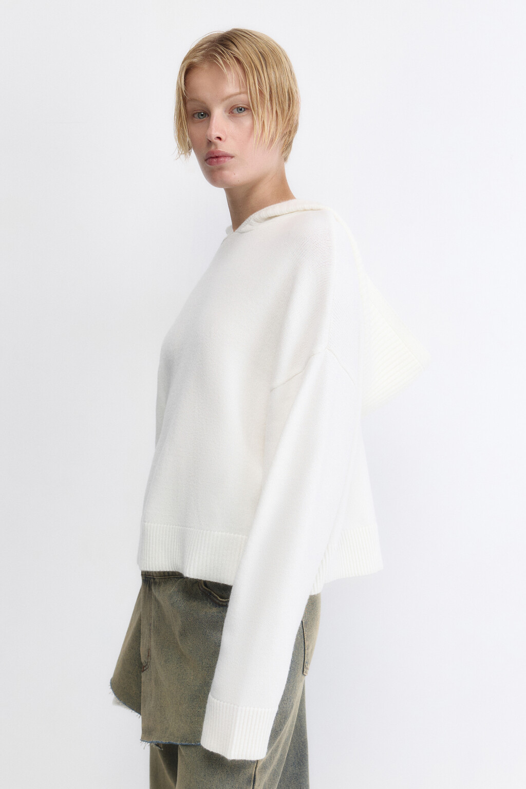 Джемпер вязаный с капюшоном - цвет молочный - 3