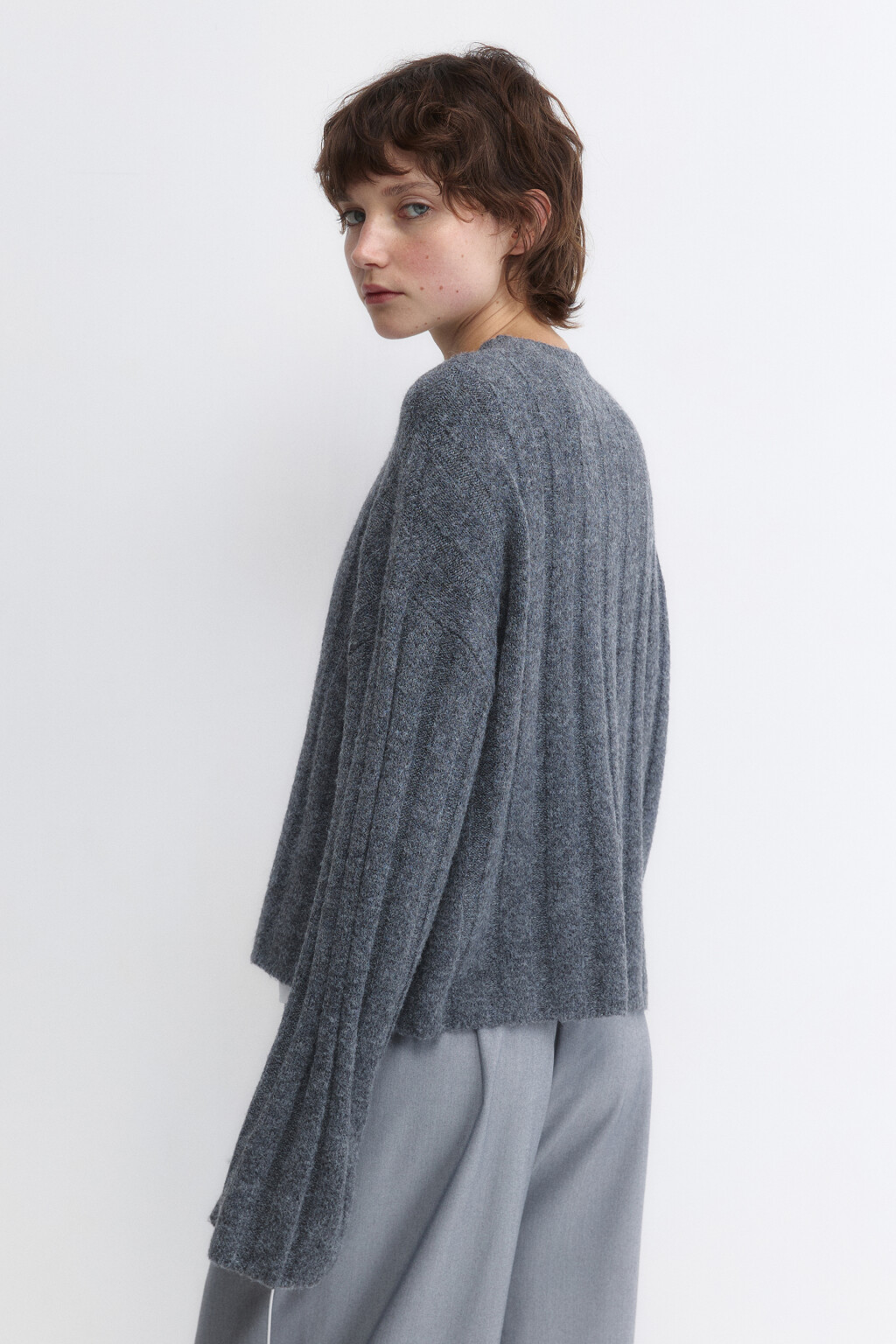 Джемпер вязаный в широкий рубчик - цвет серый - 5