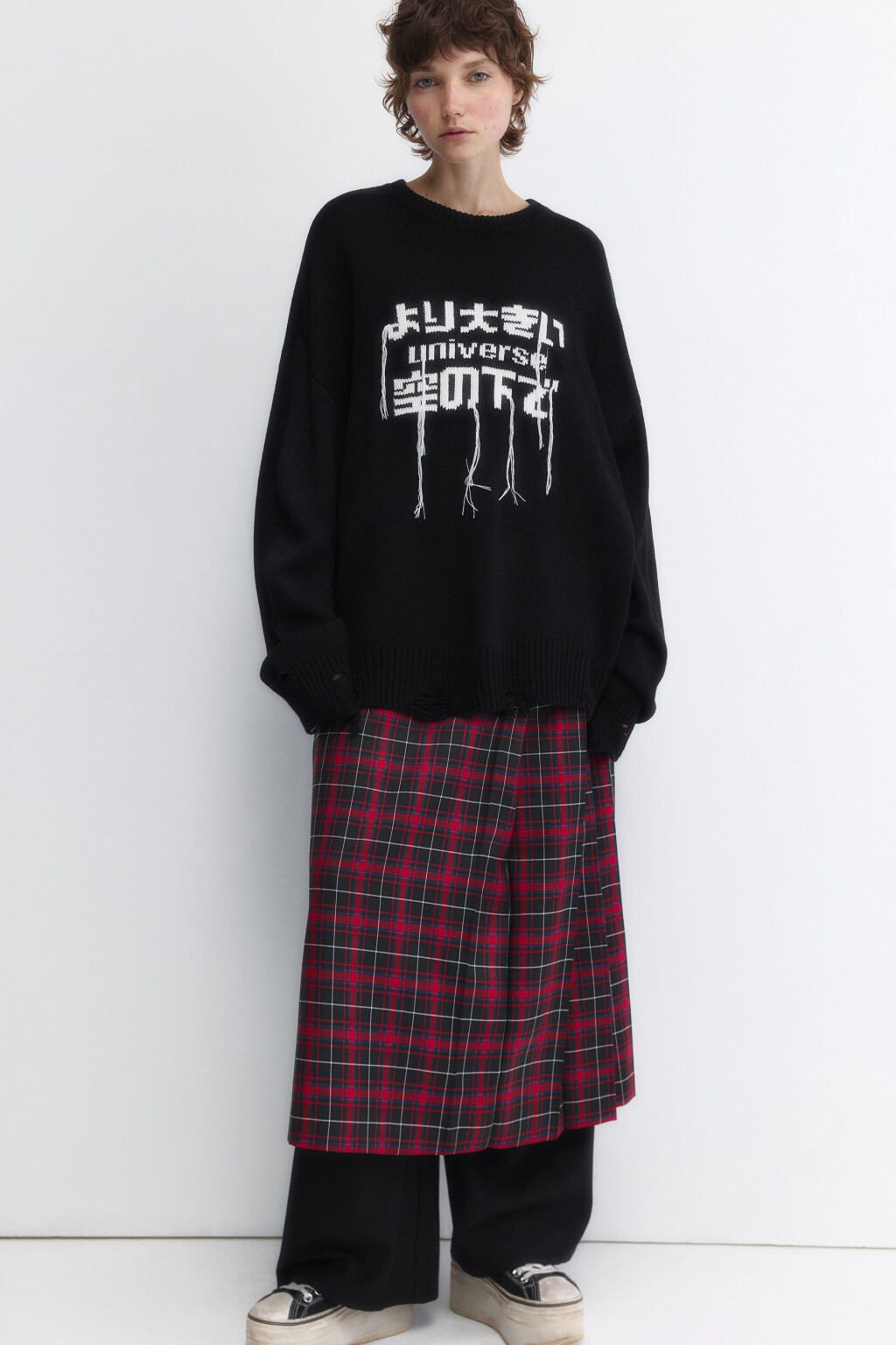 Джемпер вязаный рваный с принтом-надписью - цвет черный - 2