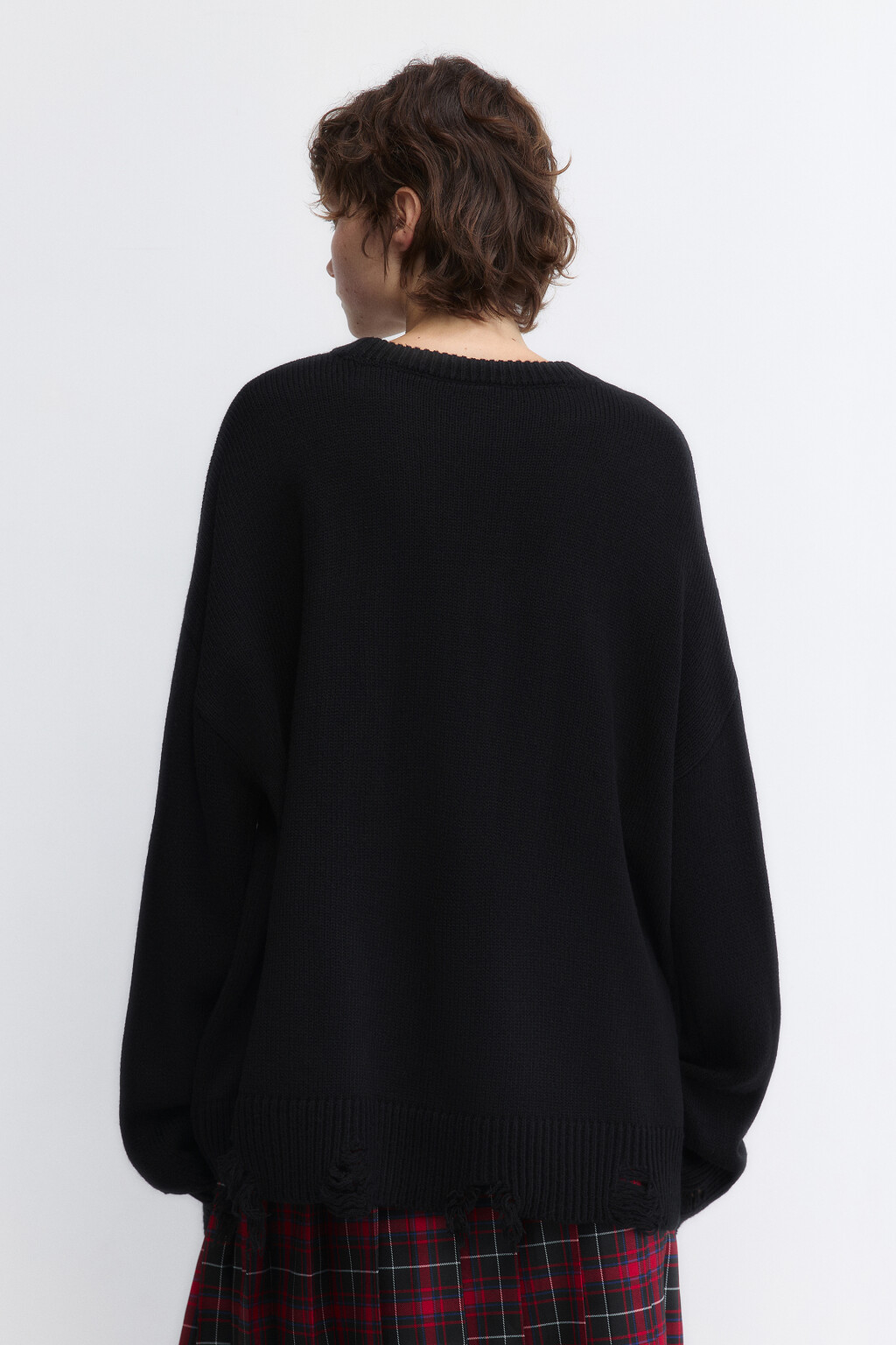 Джемпер вязаный рваный с принтом-надписью - цвет черный - 4