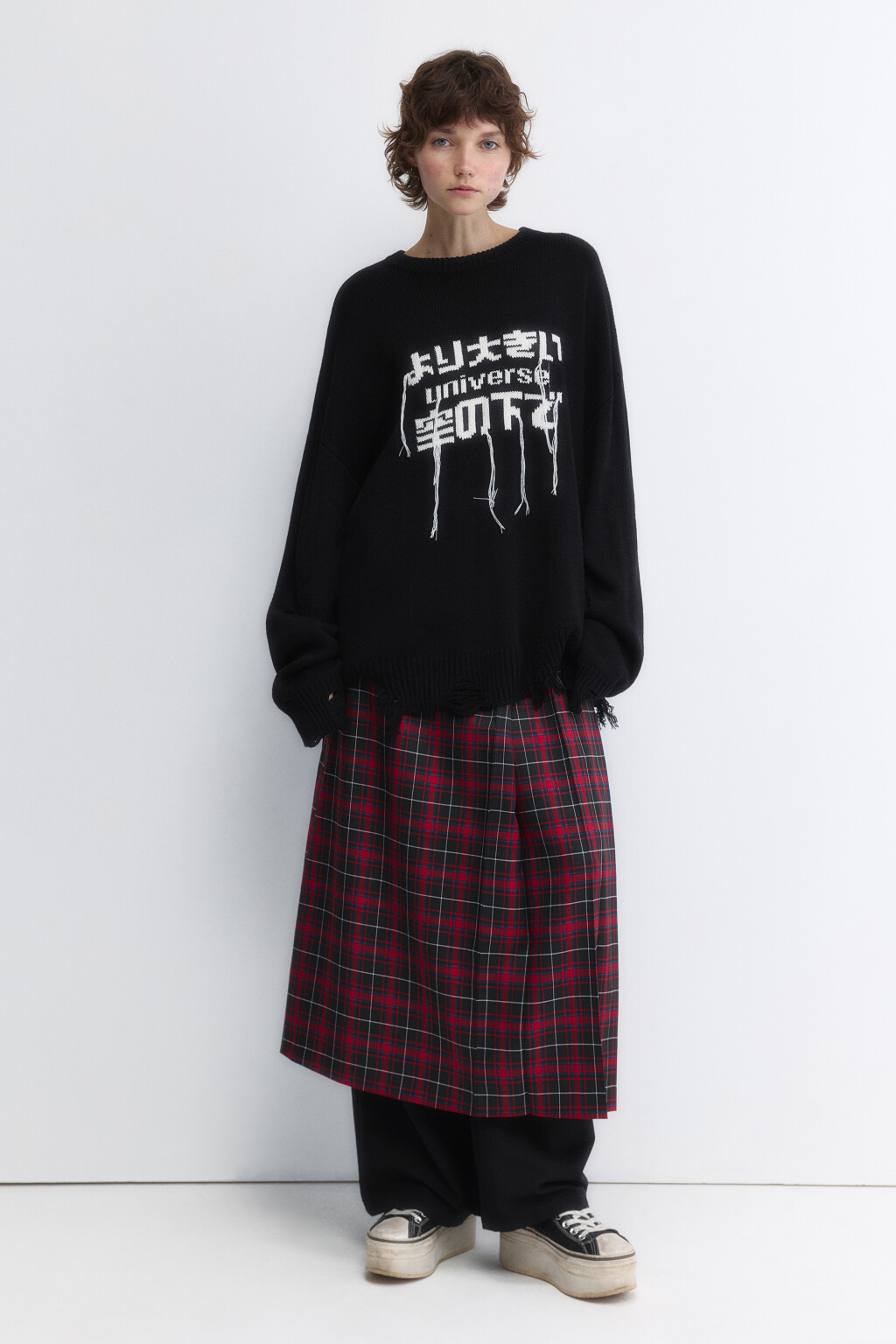 Джемпер вязаный рваный с принтом-надписью - цвет черный - 5