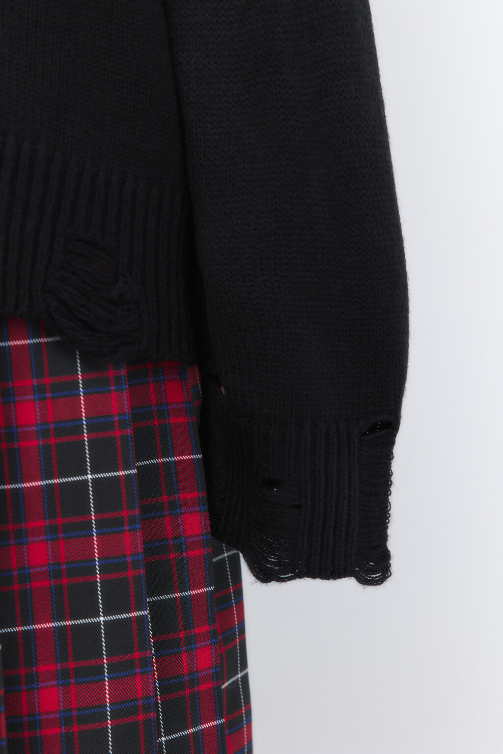 Джемпер вязаный рваный с принтом-надписью - цвет черный - 7