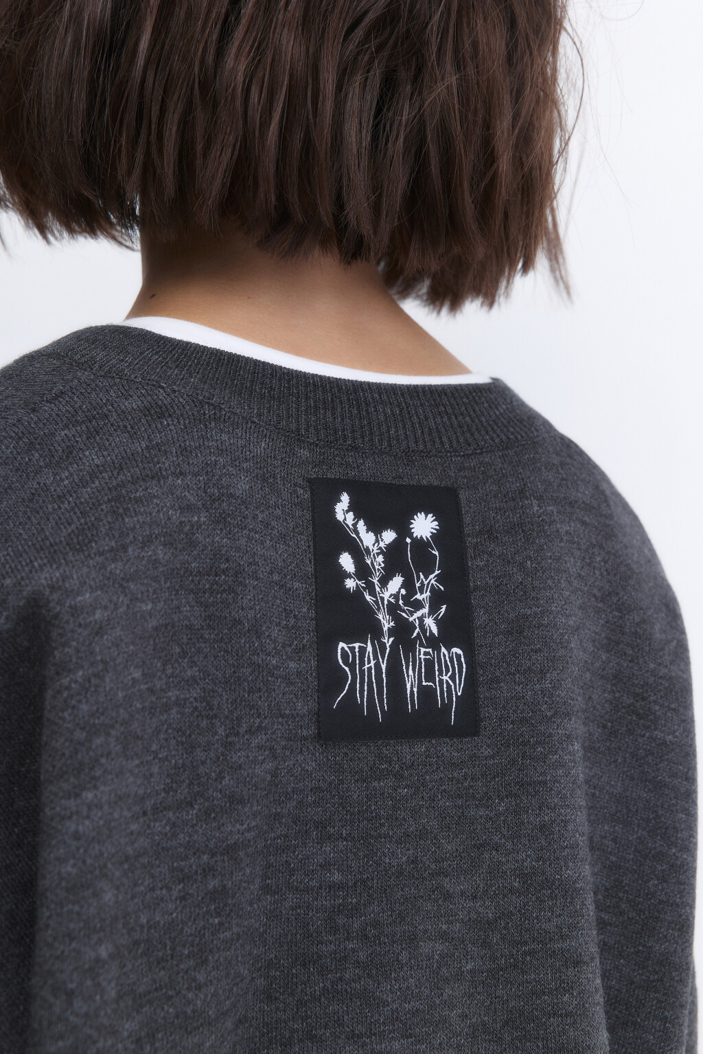 Джемпер вязаный рваный с патчами - цвет серый - 6