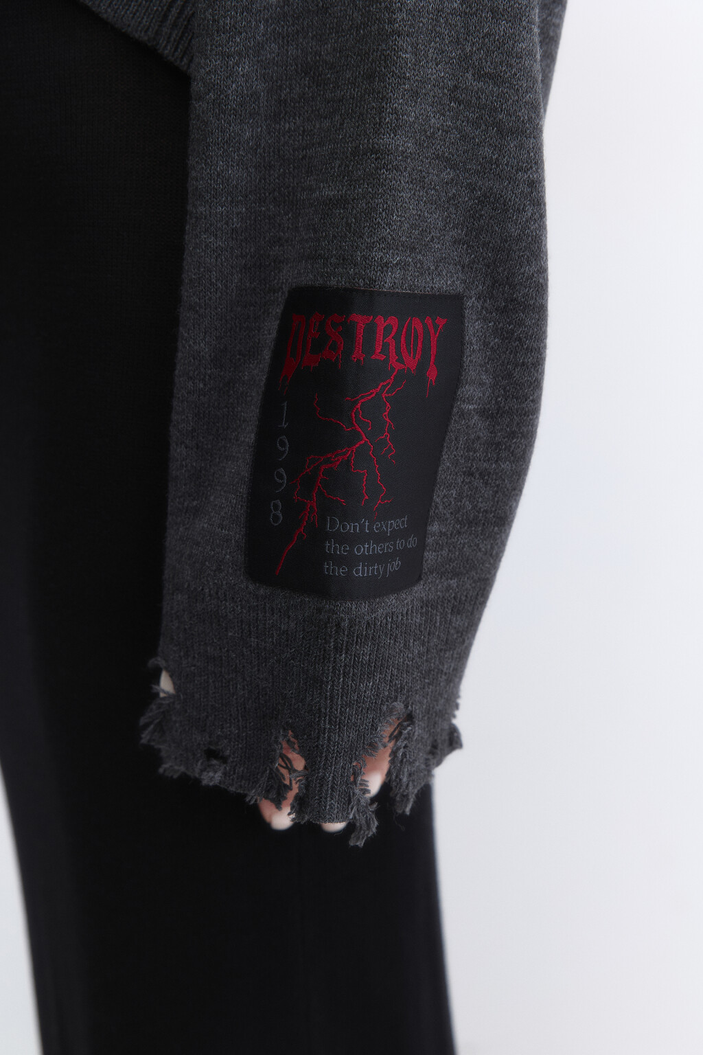 Джемпер вязаный рваный с патчами - цвет серый - 7