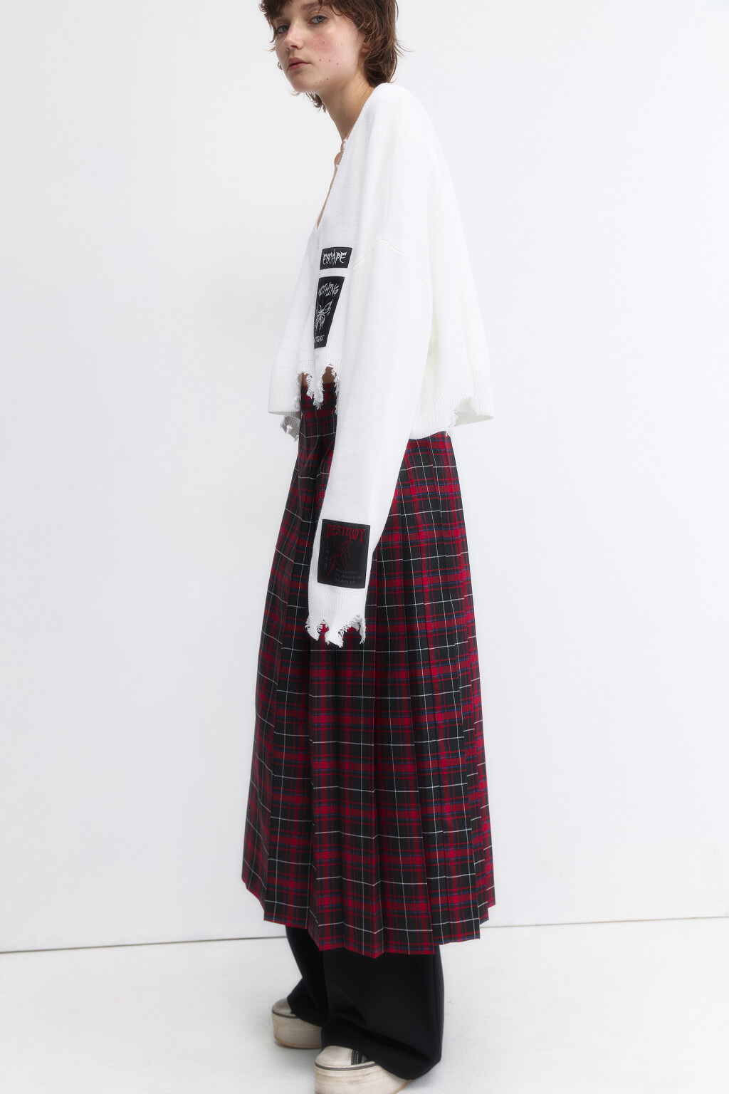 Джемпер вязаный рваный с патчами - цвет молочный - 1