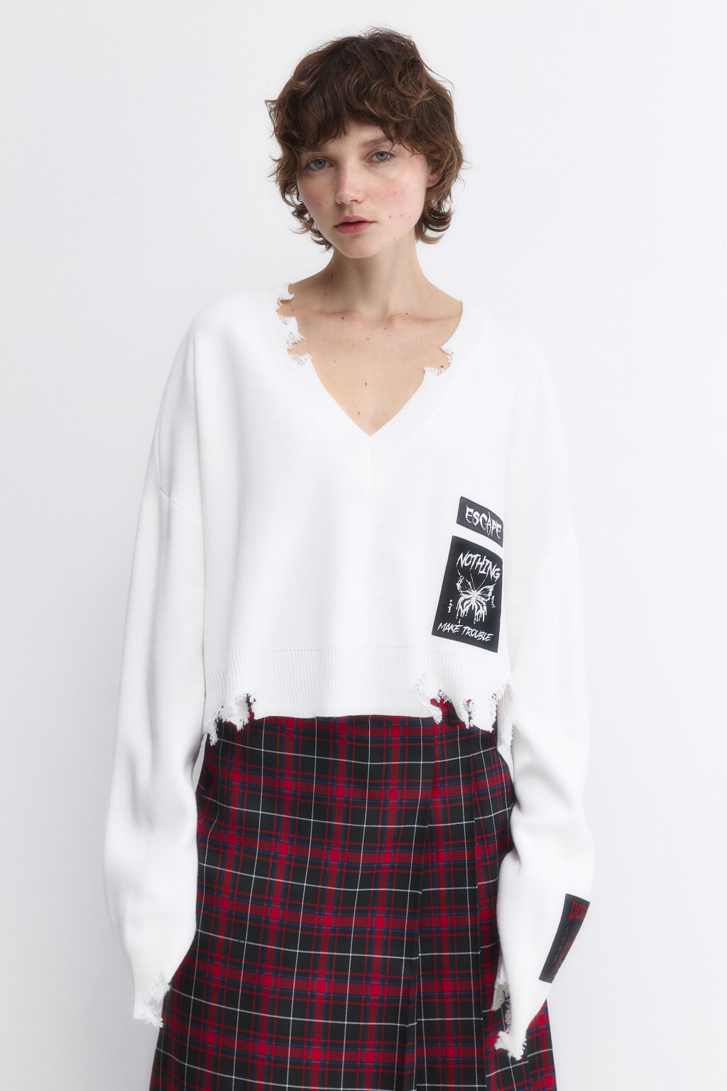 Джемпер вязаный рваный с патчами - цвет молочный - 2