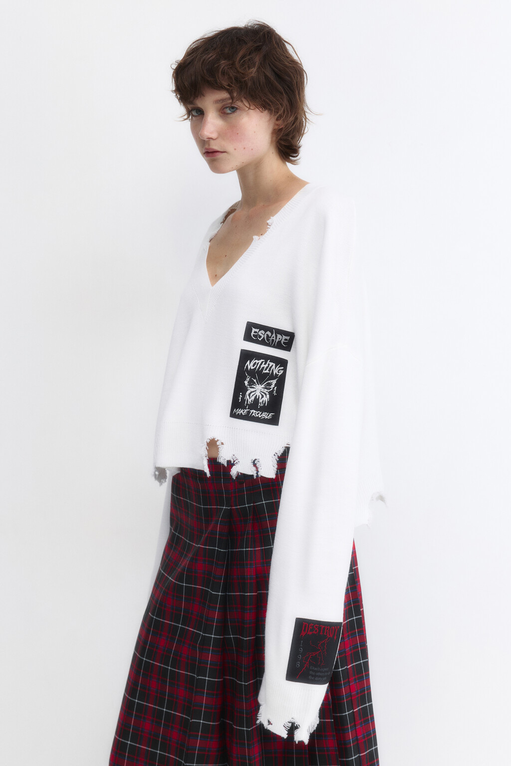 Джемпер вязаный рваный с патчами - цвет молочный - 3