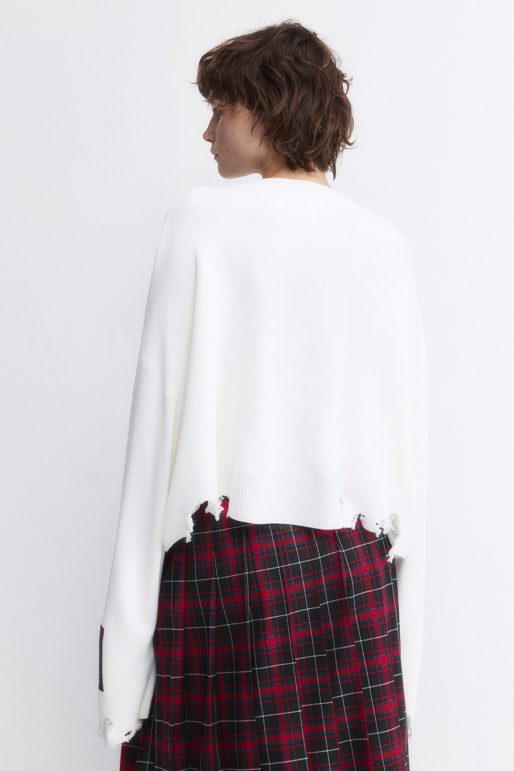 Джемпер вязаный рваный с патчами - цвет молочный - 4