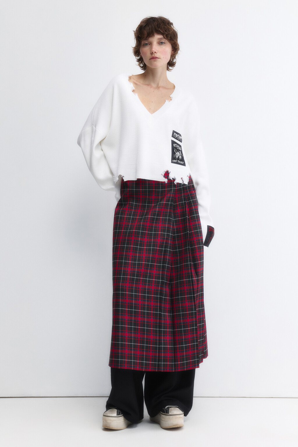 Джемпер вязаный рваный с патчами - цвет молочный - 5