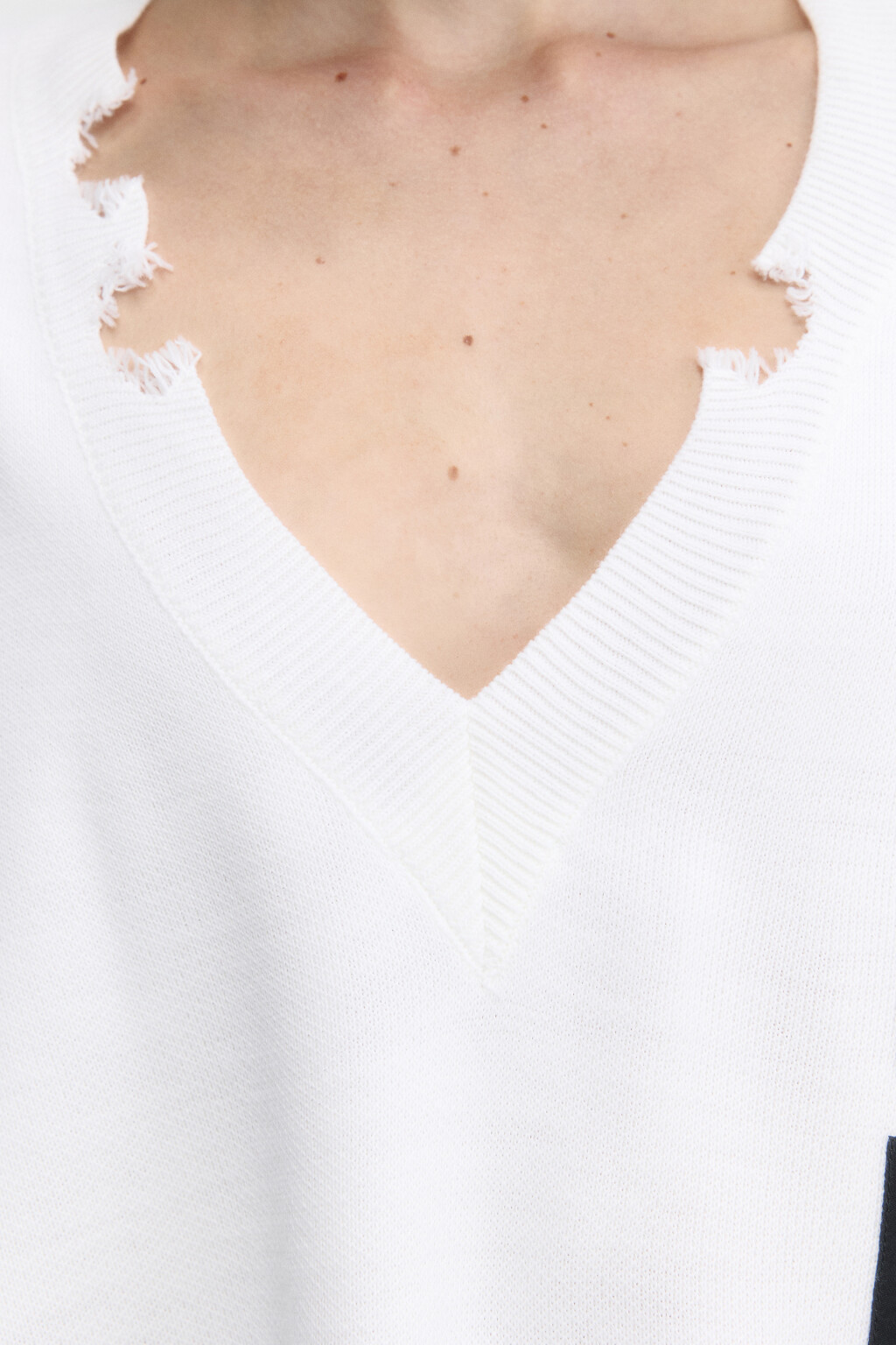 Джемпер вязаный рваный с патчами - цвет молочный - 6