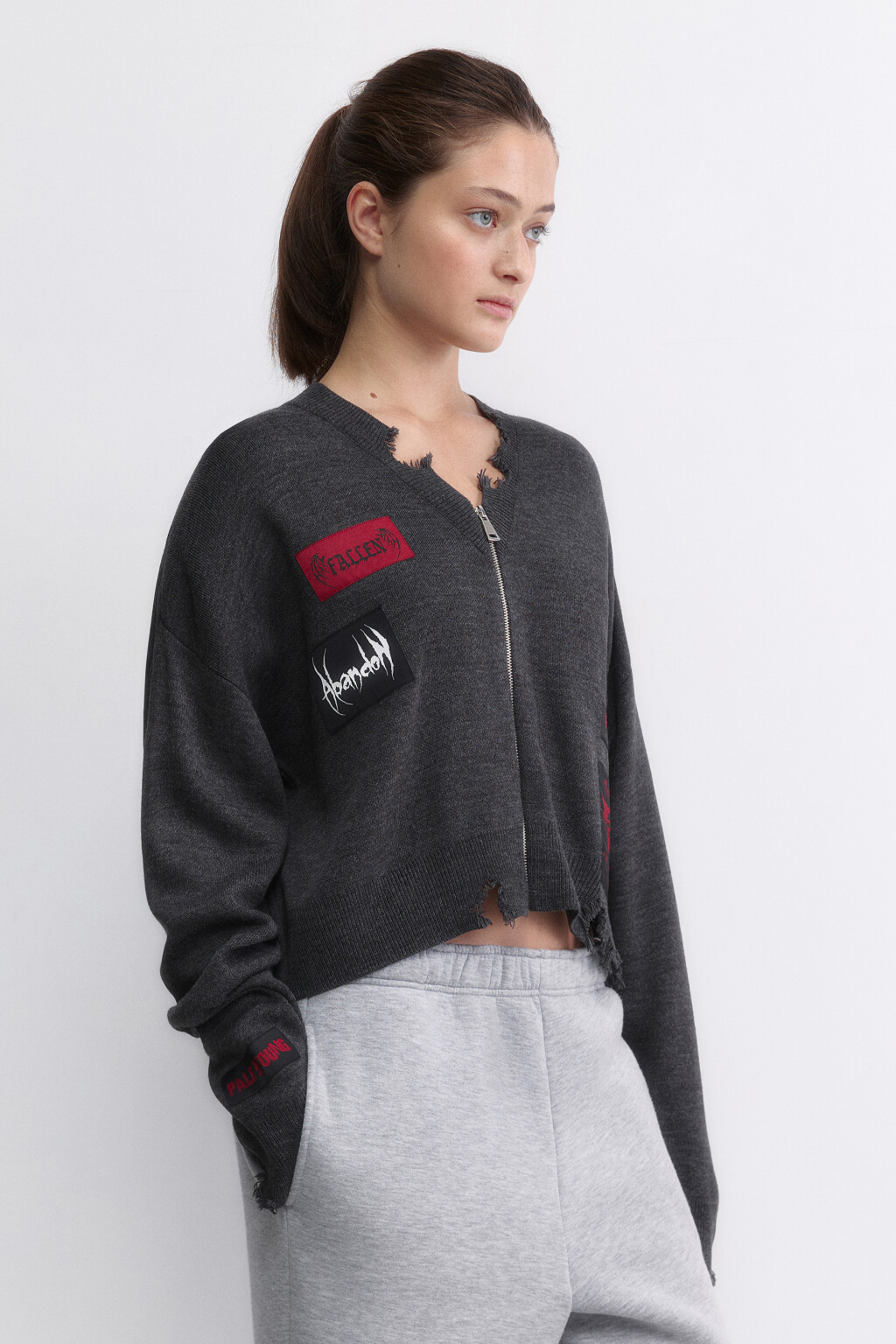 Кардиган на молнии рваный с патчами - цвет серый - 2