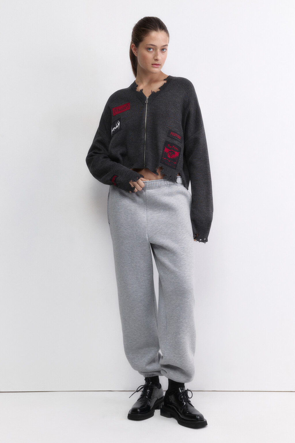 Кардиган на молнии рваный с патчами - цвет серый - 4