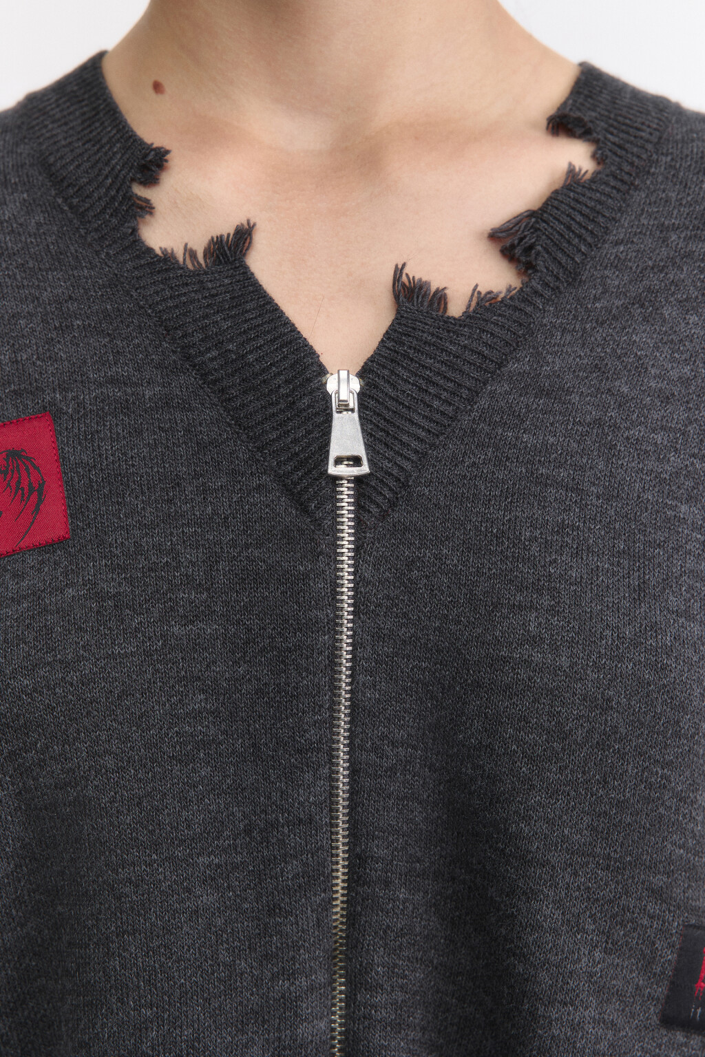 Кардиган на молнии рваный с патчами - цвет серый - 6