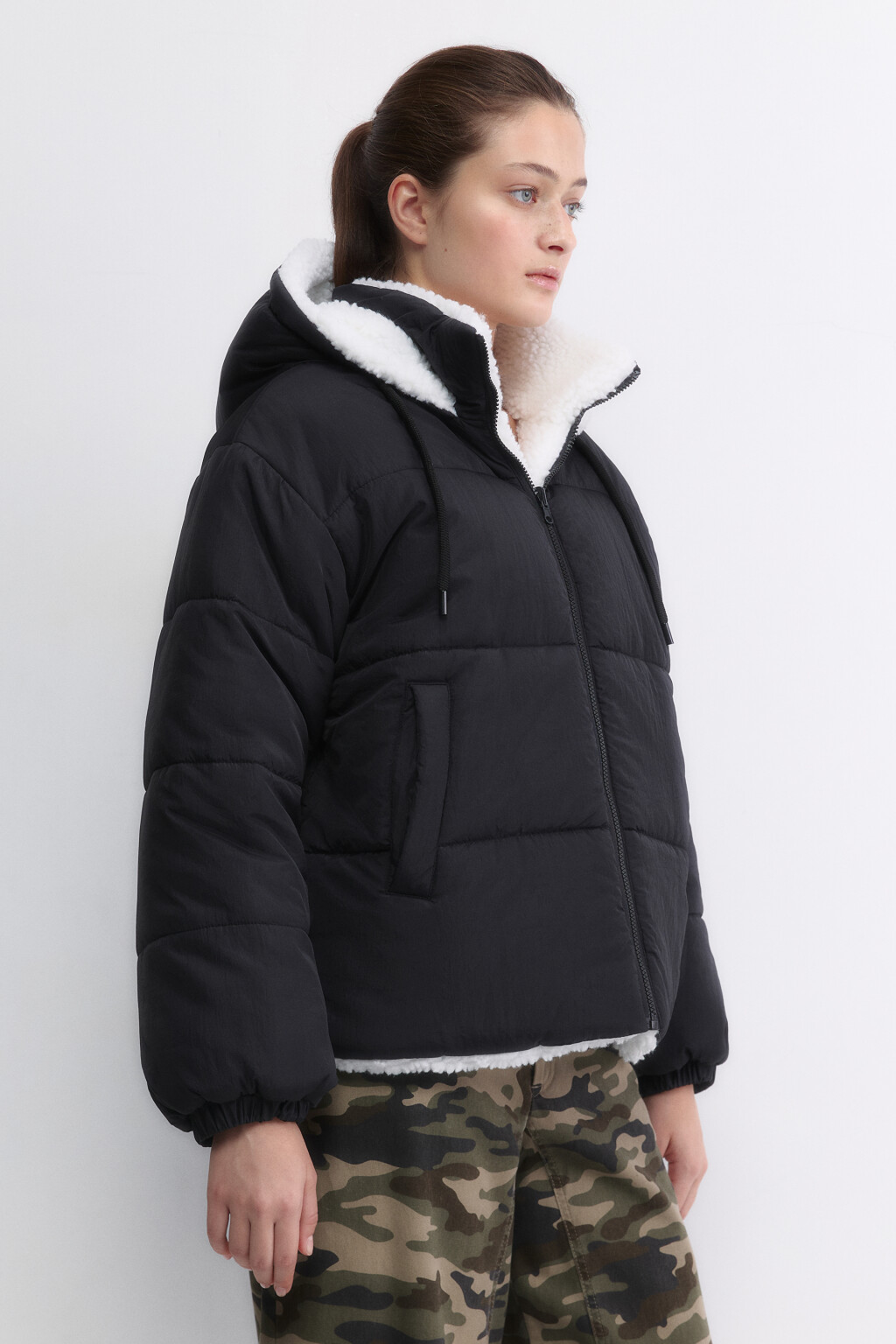 Куртка стеганая двусторонняя с отделкой под мех - цвет черный - 4