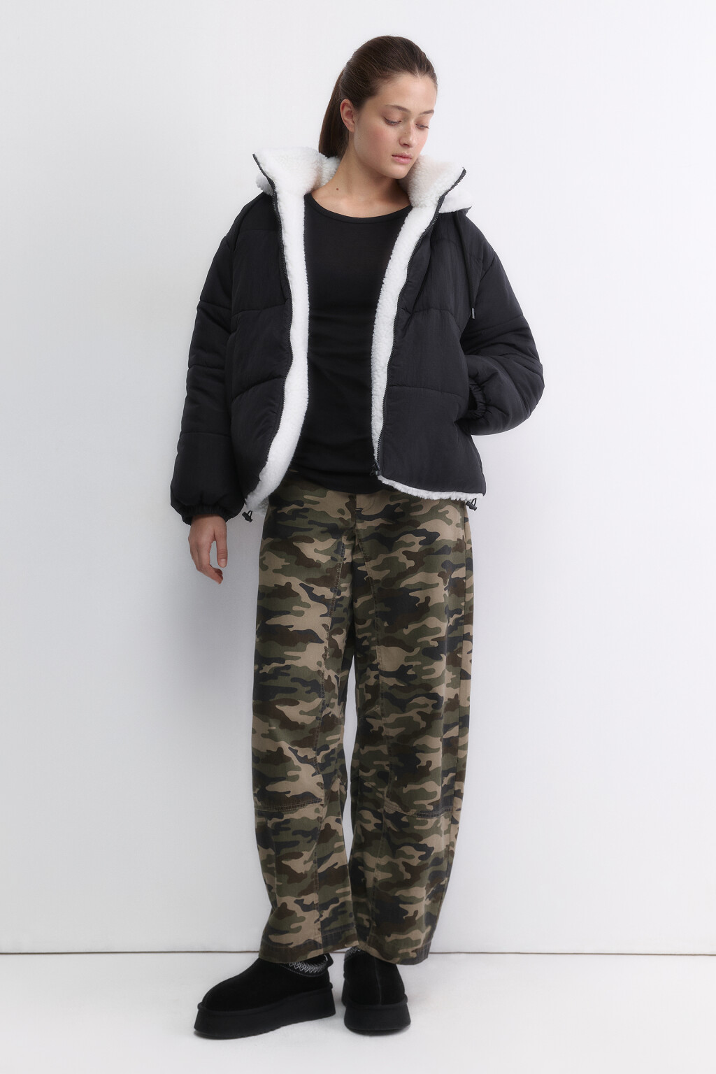 Куртка стеганая двусторонняя с отделкой под мех - цвет черный - 6