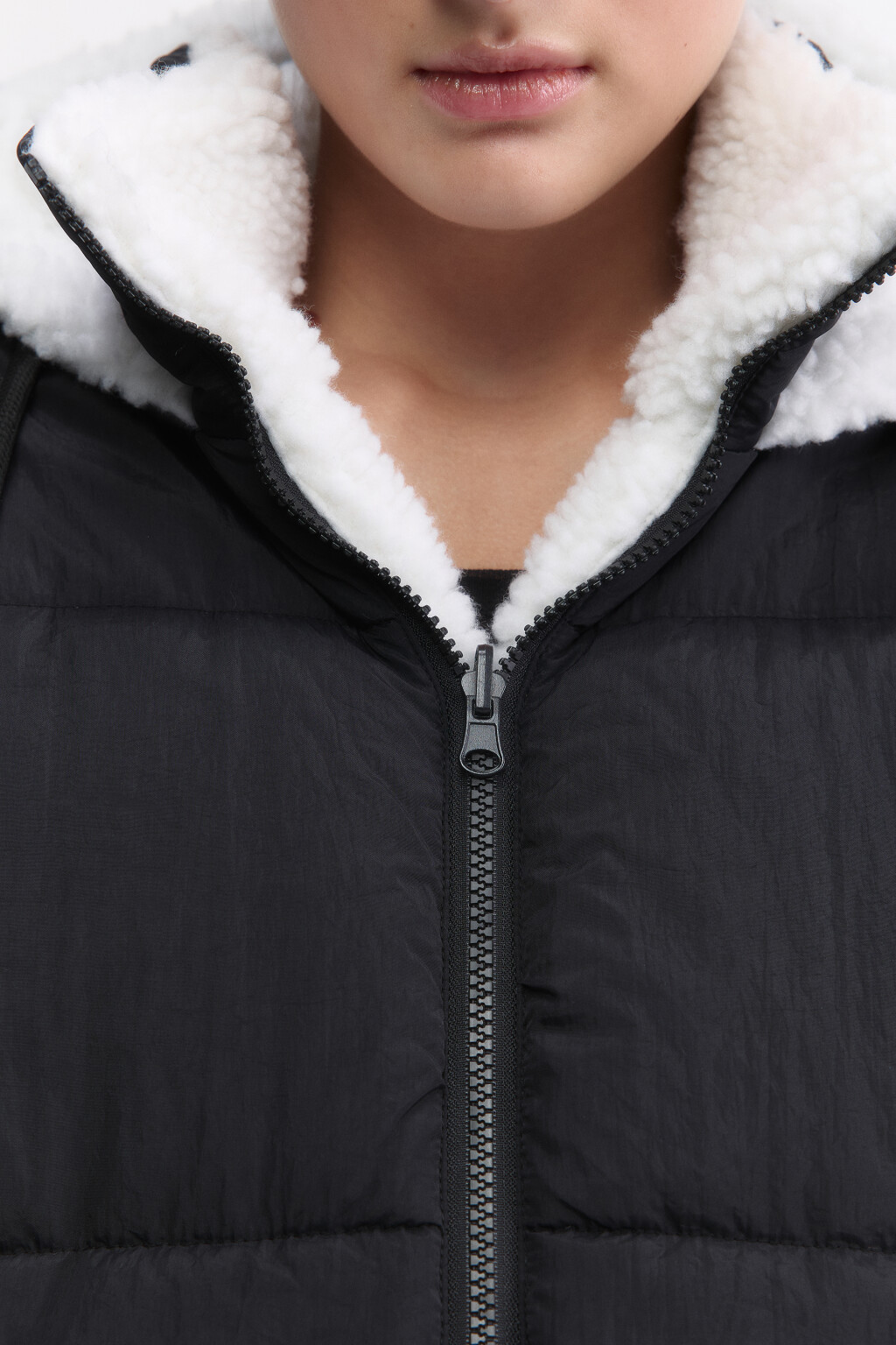 Куртка стеганая двусторонняя с отделкой под мех - цвет черный - 7
