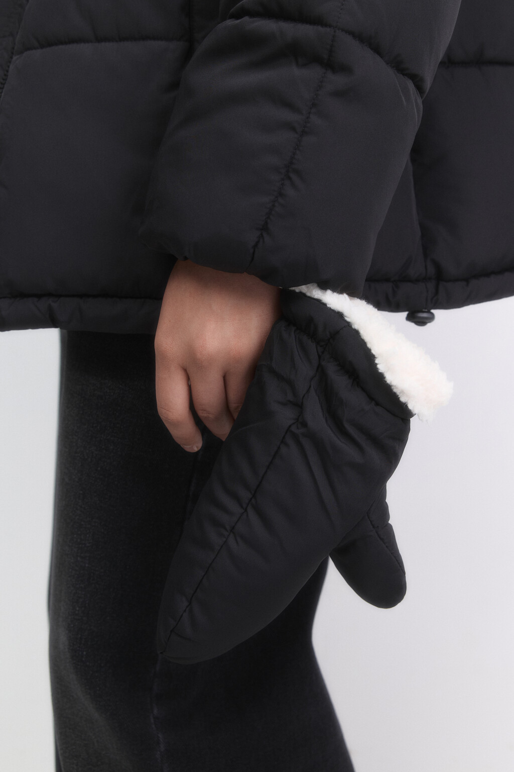 Куртка стеганая с капюшоном и рукавицами - цвет черный - 8