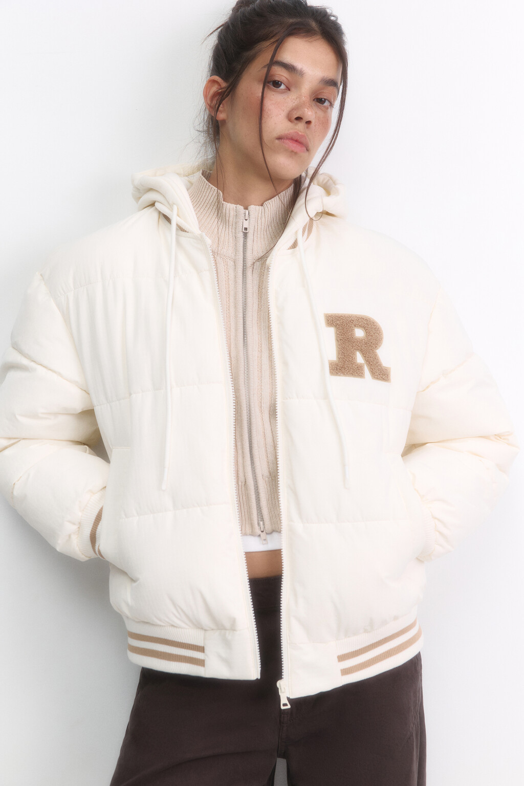 Куртка стеганая с капюшоном и патчем - цвет молочный - 2