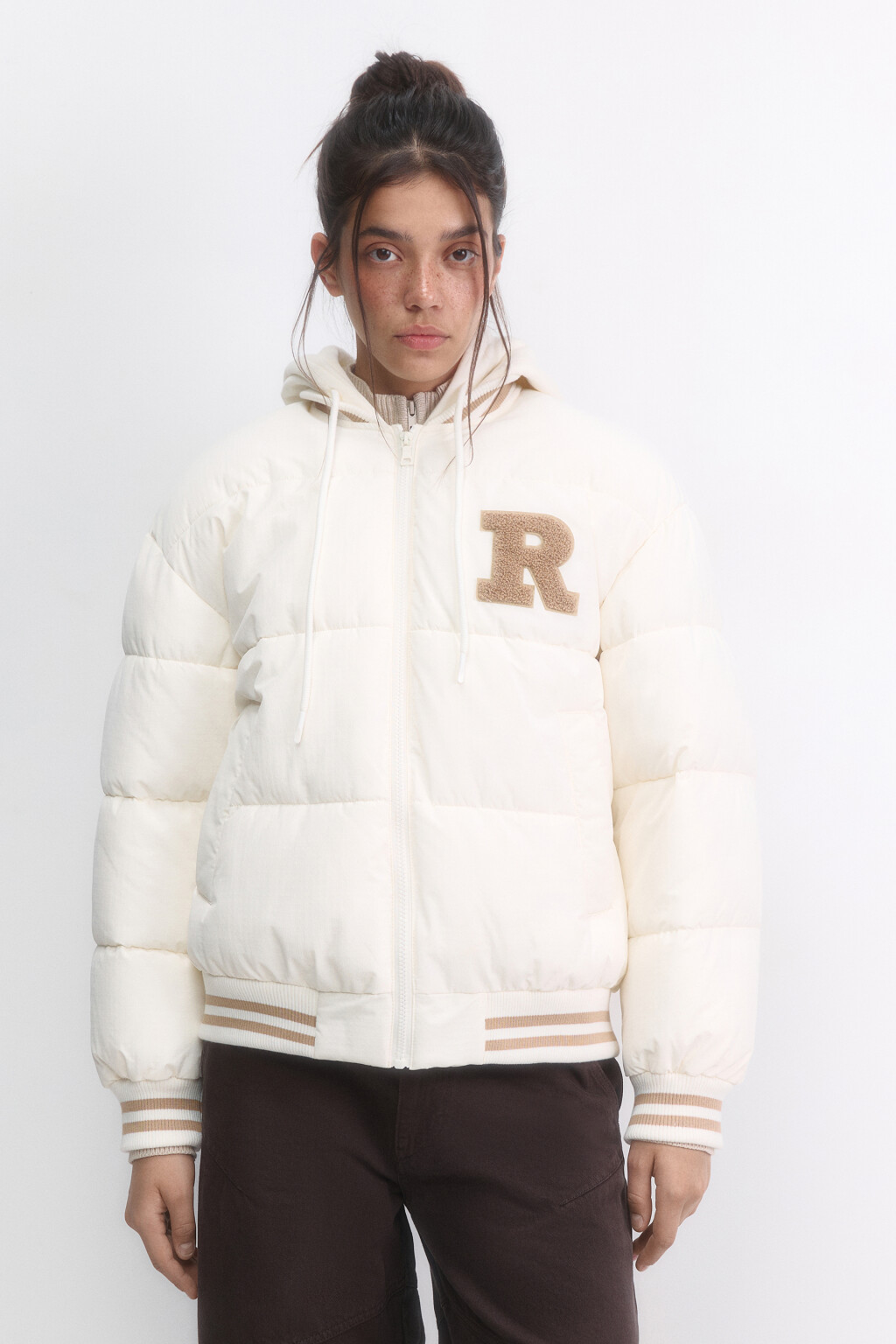 Куртка стеганая с капюшоном и патчем - цвет молочный - 3