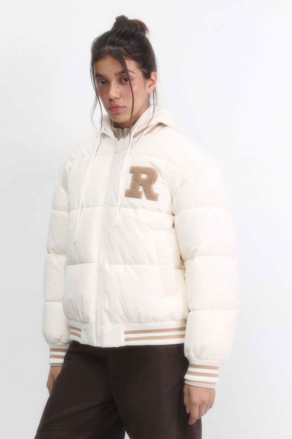 Куртка стеганая с капюшоном и патчем - цвет молочный - 4