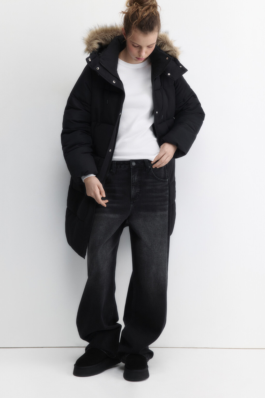 Куртка удлиненная с капюшоном и опушкой - цвет черный - 1