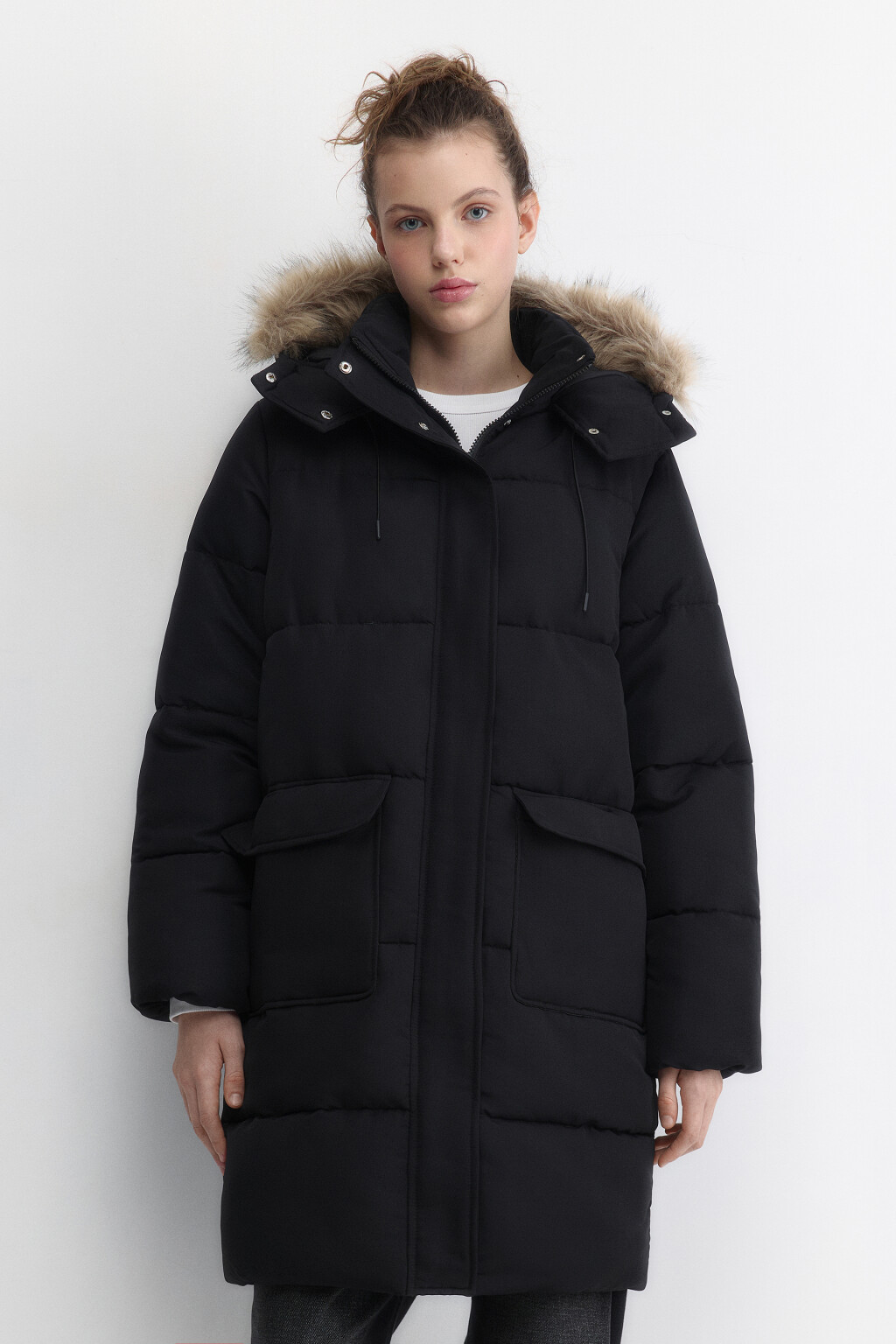 Куртка удлиненная с капюшоном и опушкой - цвет черный - 2