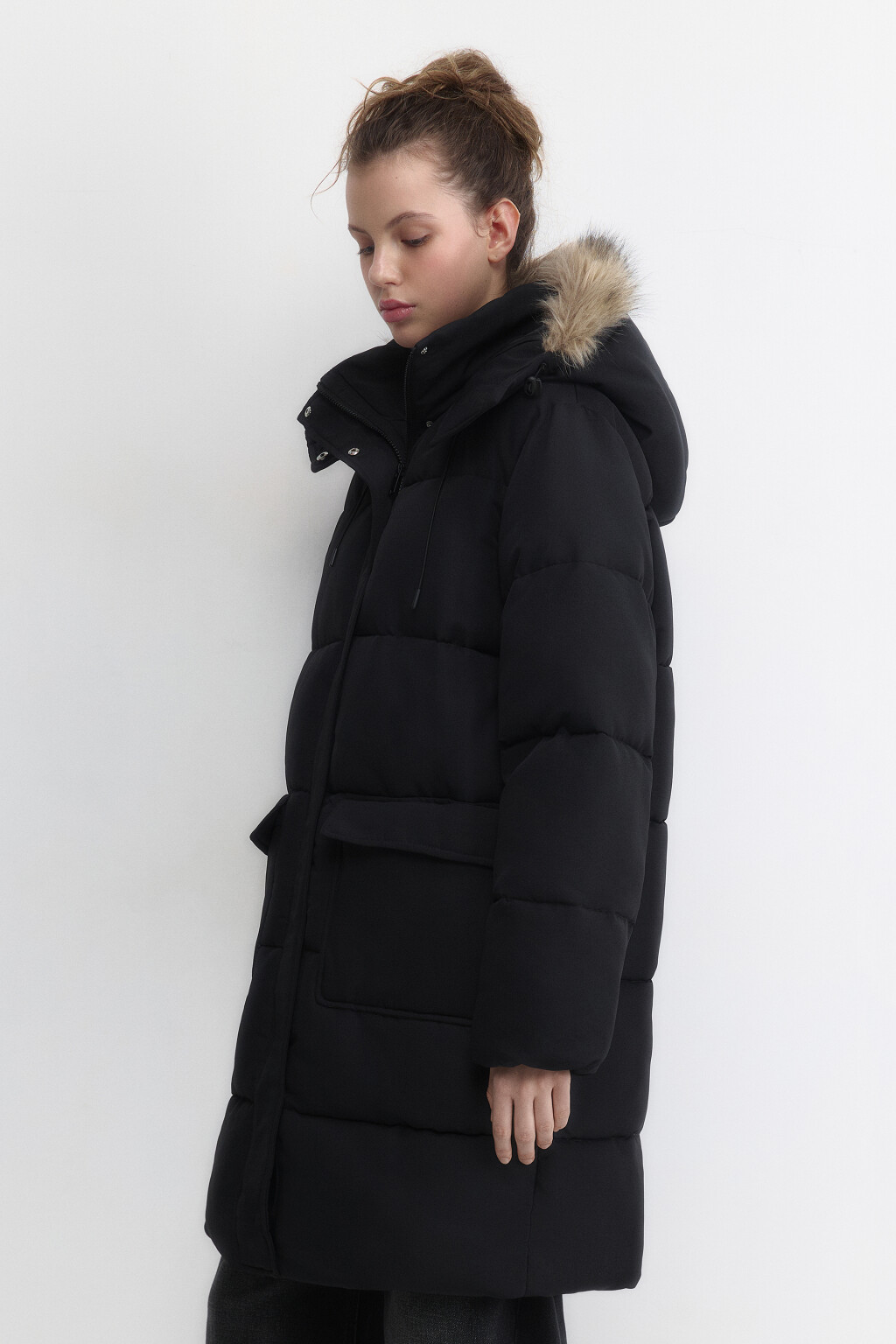 Куртка удлиненная с капюшоном и опушкой - цвет черный - 3
