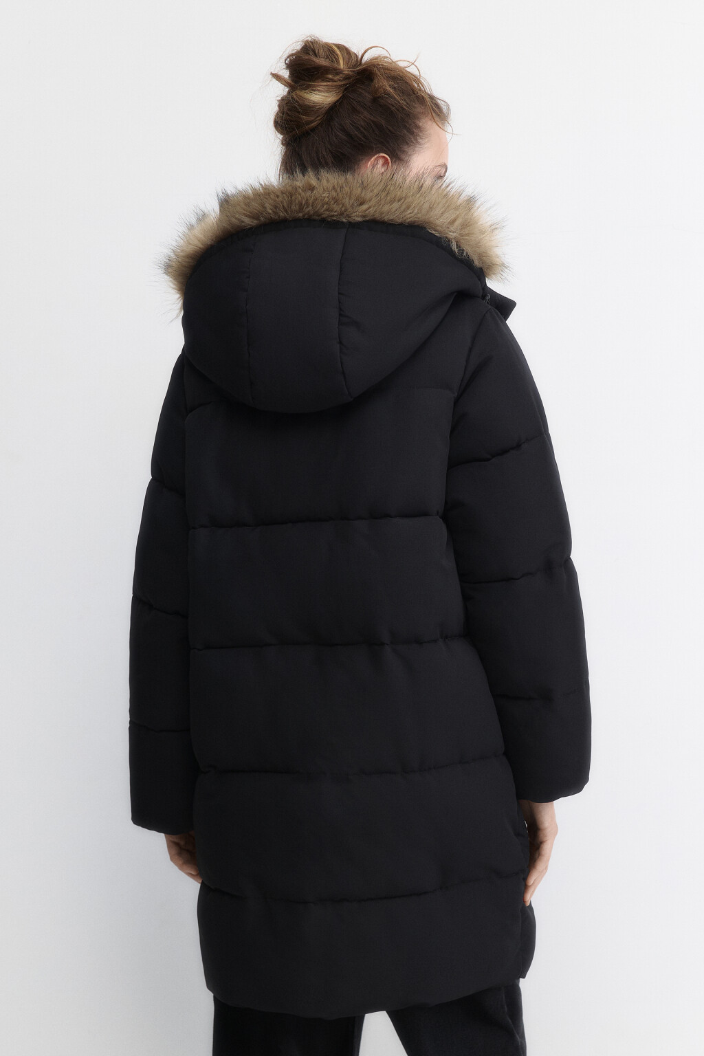 Куртка удлиненная с капюшоном и опушкой - цвет черный - 4