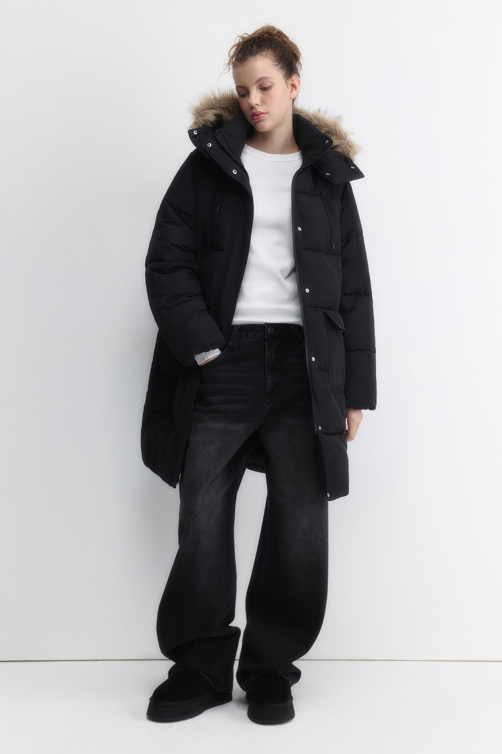 Куртка удлиненная с капюшоном и опушкой - цвет черный - 5