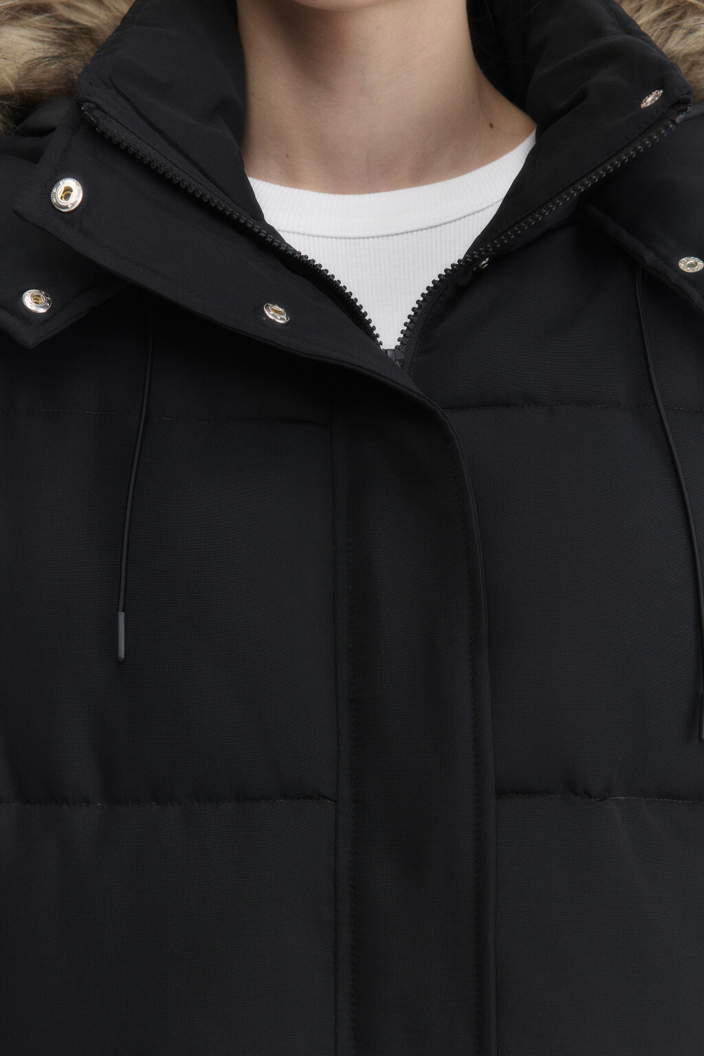Куртка удлиненная с капюшоном и опушкой - цвет черный - 6