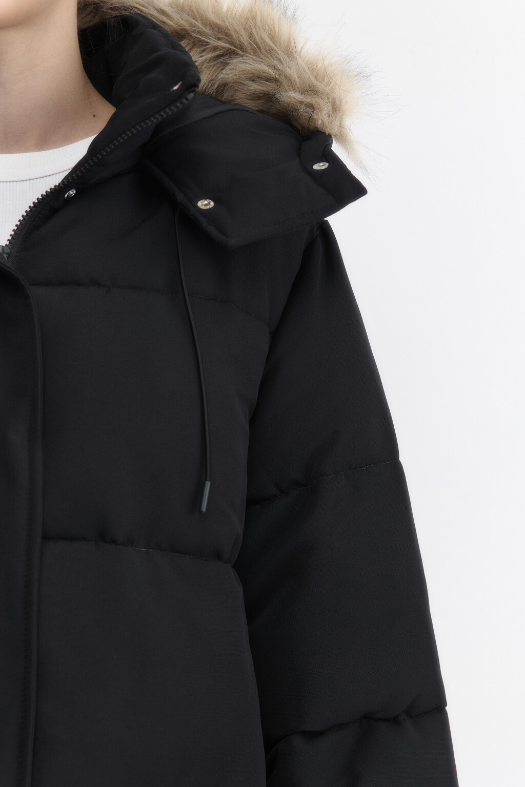 Куртка удлиненная с капюшоном и опушкой - цвет черный - 7