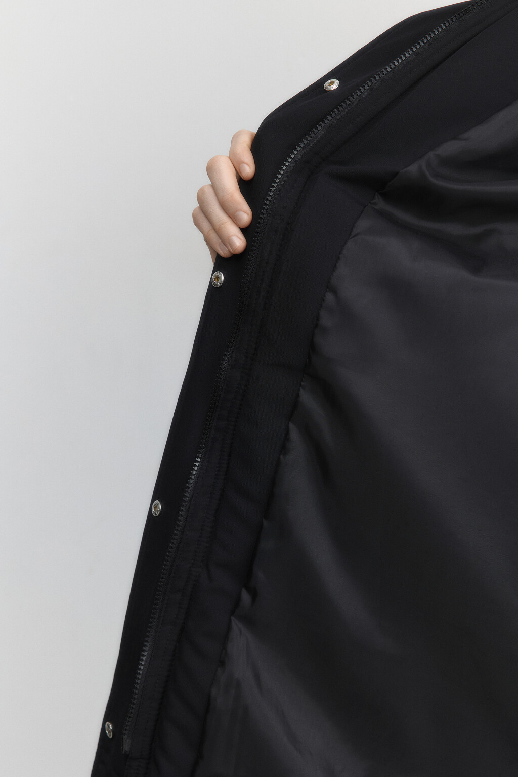 Куртка удлиненная с капюшоном и опушкой - цвет черный - 8