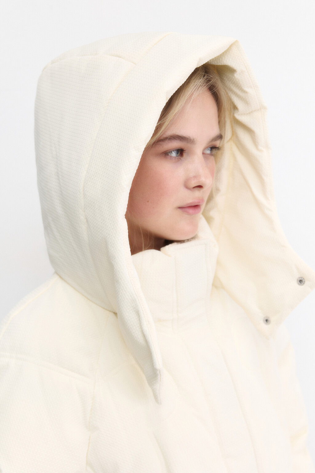 Куртка утепленная с капюшоном и фигурной стежкой - цвет молочный - 6