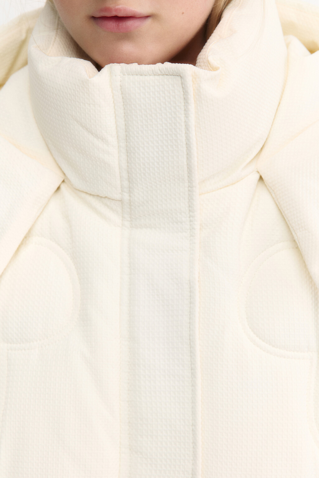Куртка утепленная с капюшоном и фигурной стежкой - цвет молочный - 7