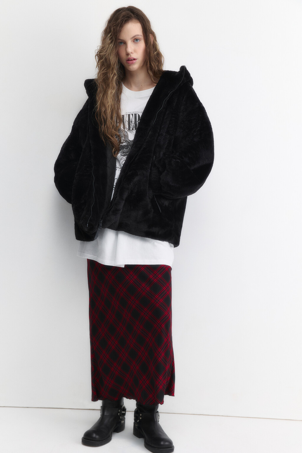 Куртка из искусственного меха с капюшоном - цвет черный - 1