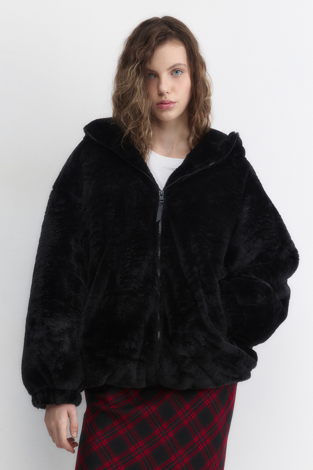 Куртка из искусственного меха с капюшоном - цвет черный - 2