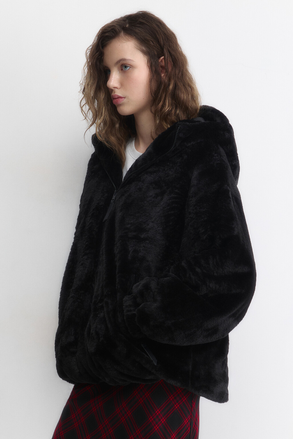 Куртка из искусственного меха с капюшоном - цвет черный - 3