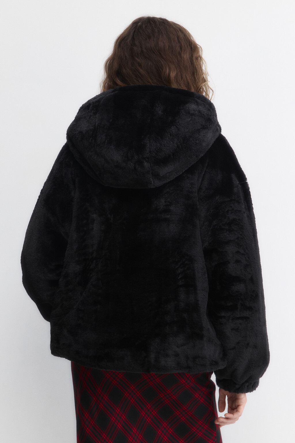 Куртка из искусственного меха с капюшоном - цвет черный - 4