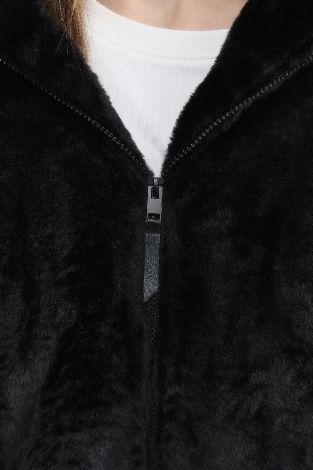 Куртка из искусственного меха с капюшоном - цвет черный - 6