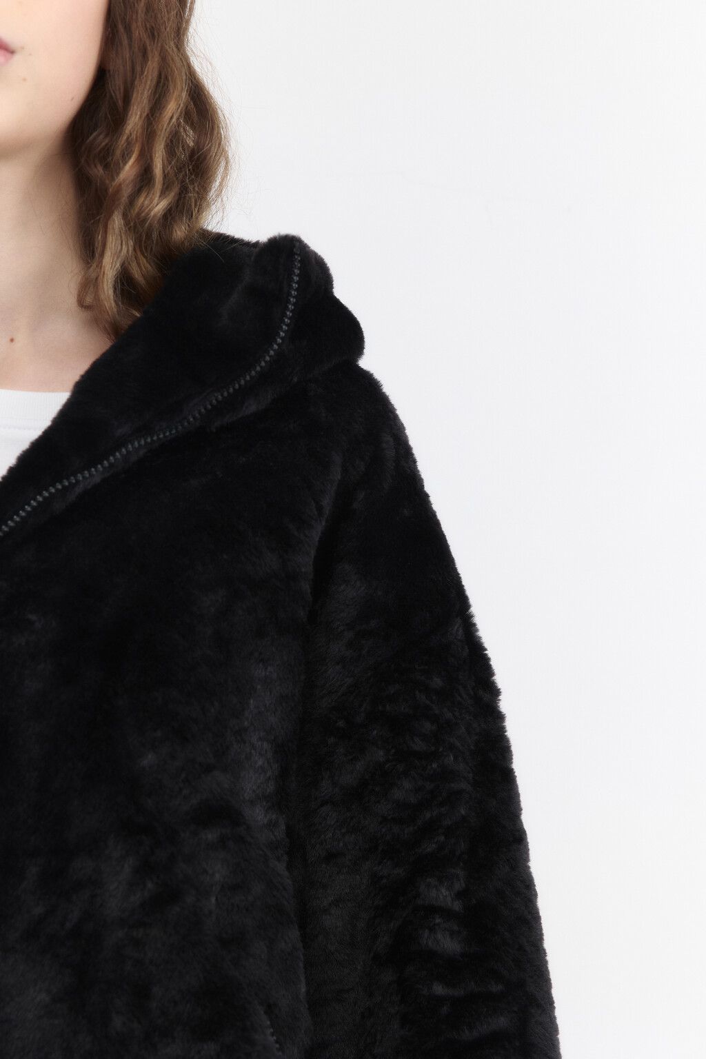 Куртка из искусственного меха с капюшоном - цвет черный - 7