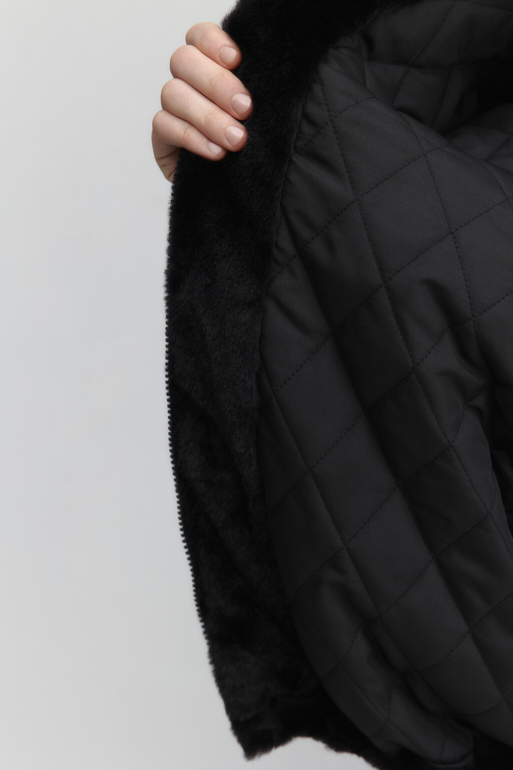 Куртка из искусственного меха с капюшоном - цвет черный - 8